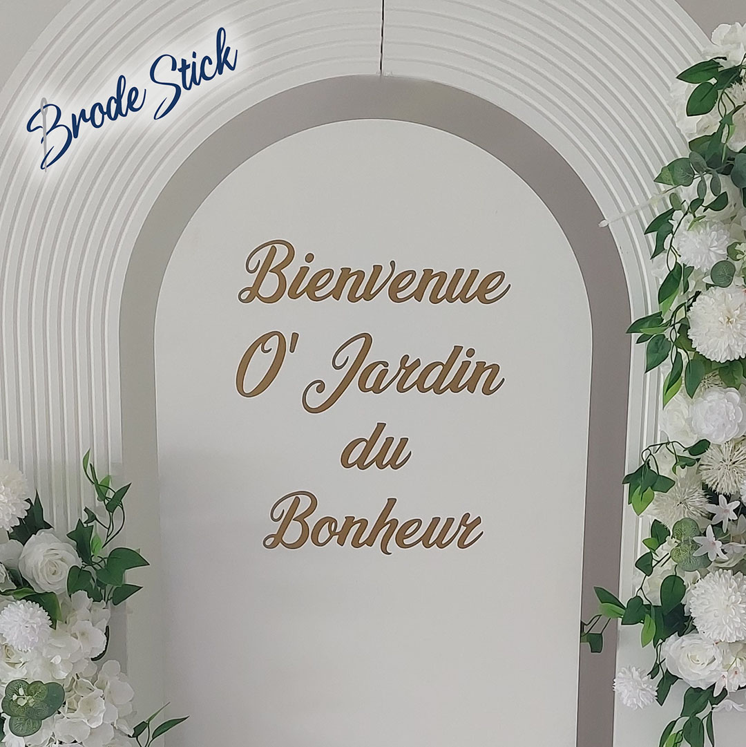 Stickers personnalisés sur mesure pour vitrines, véhicules et événements.