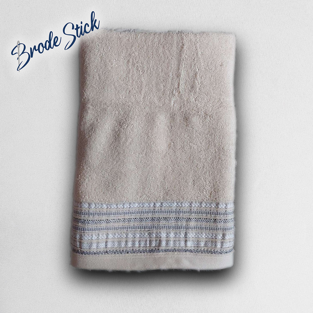 Drap de bain décoré, personnalisé avec une broderie, 100% coton, coloris beige.