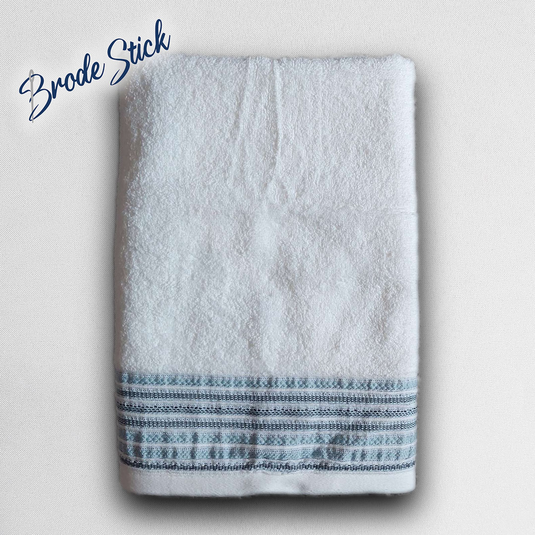 Drap de bain décoré, personnalisé avec une broderie, 100% coton, coloris blanc.