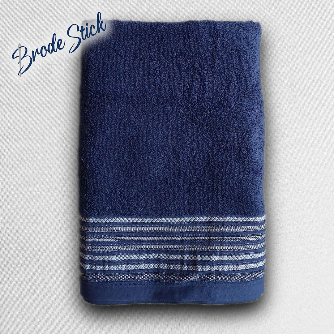 Drap de bain décoré, personnalisé avec une broderie, 100% coton, coloris bleu.