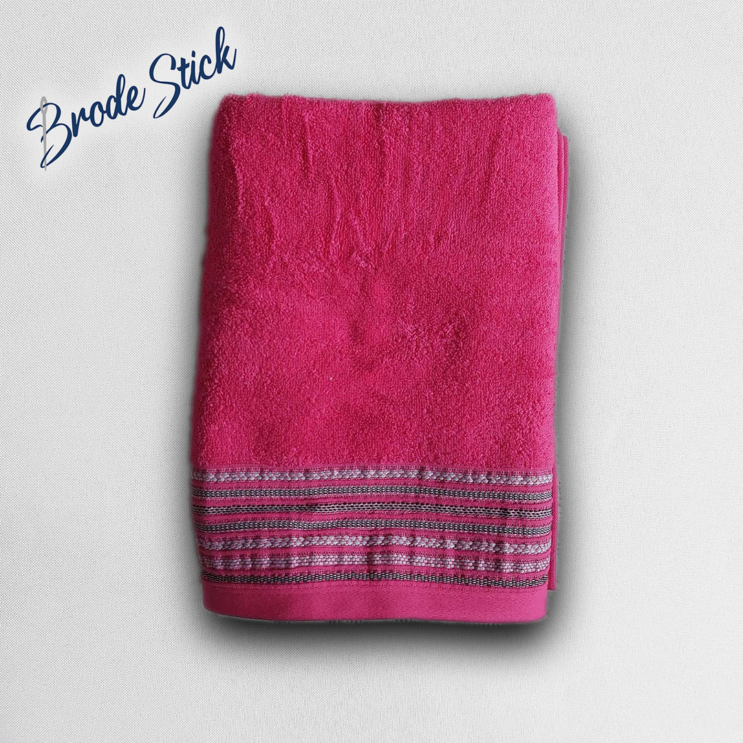 Drap de bain décoré, personnalisé avec une broderie, 100% coton, coloris fuchsia.