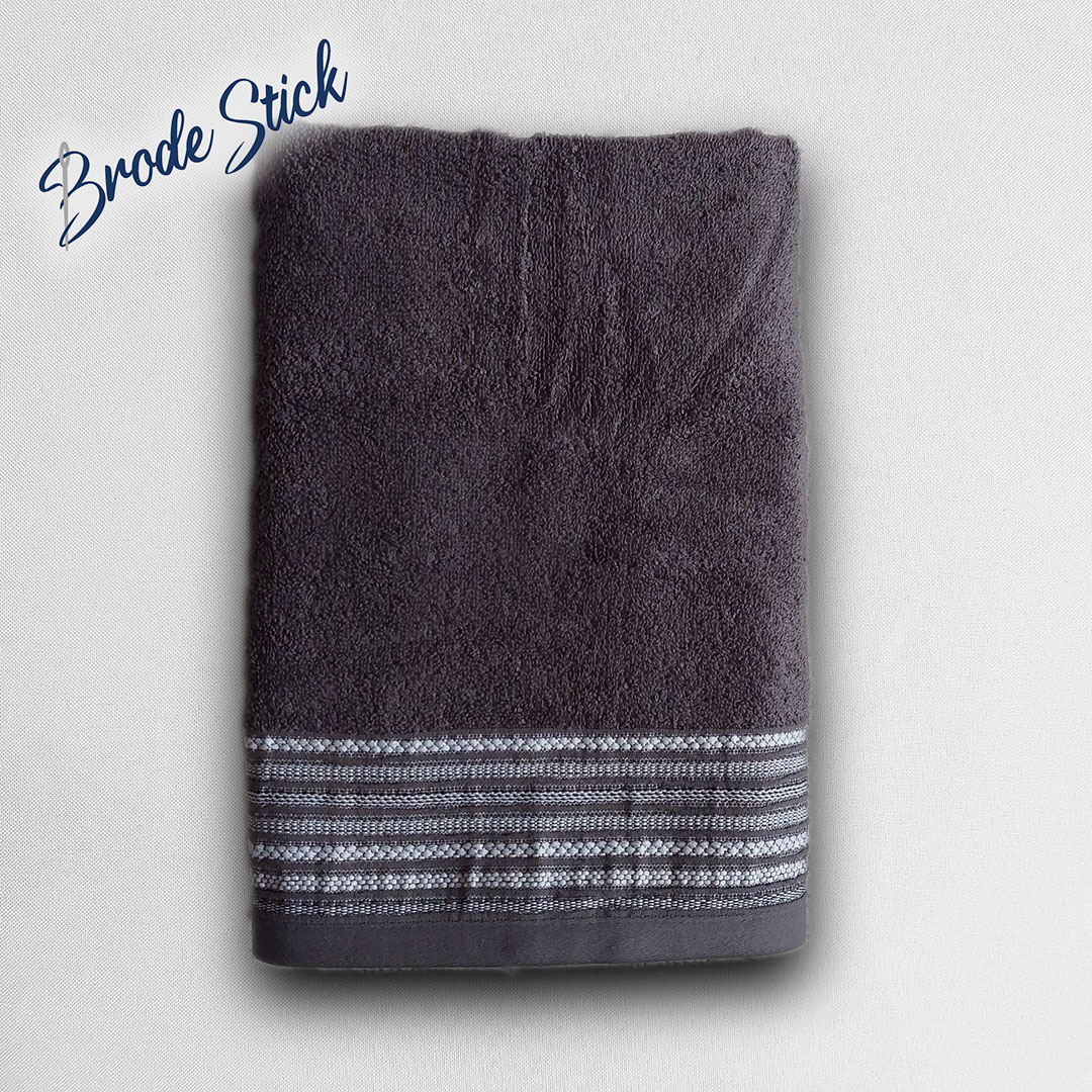 Drap de bain décoré, personnalisé avec une broderie, 100% coton, coloris gris.