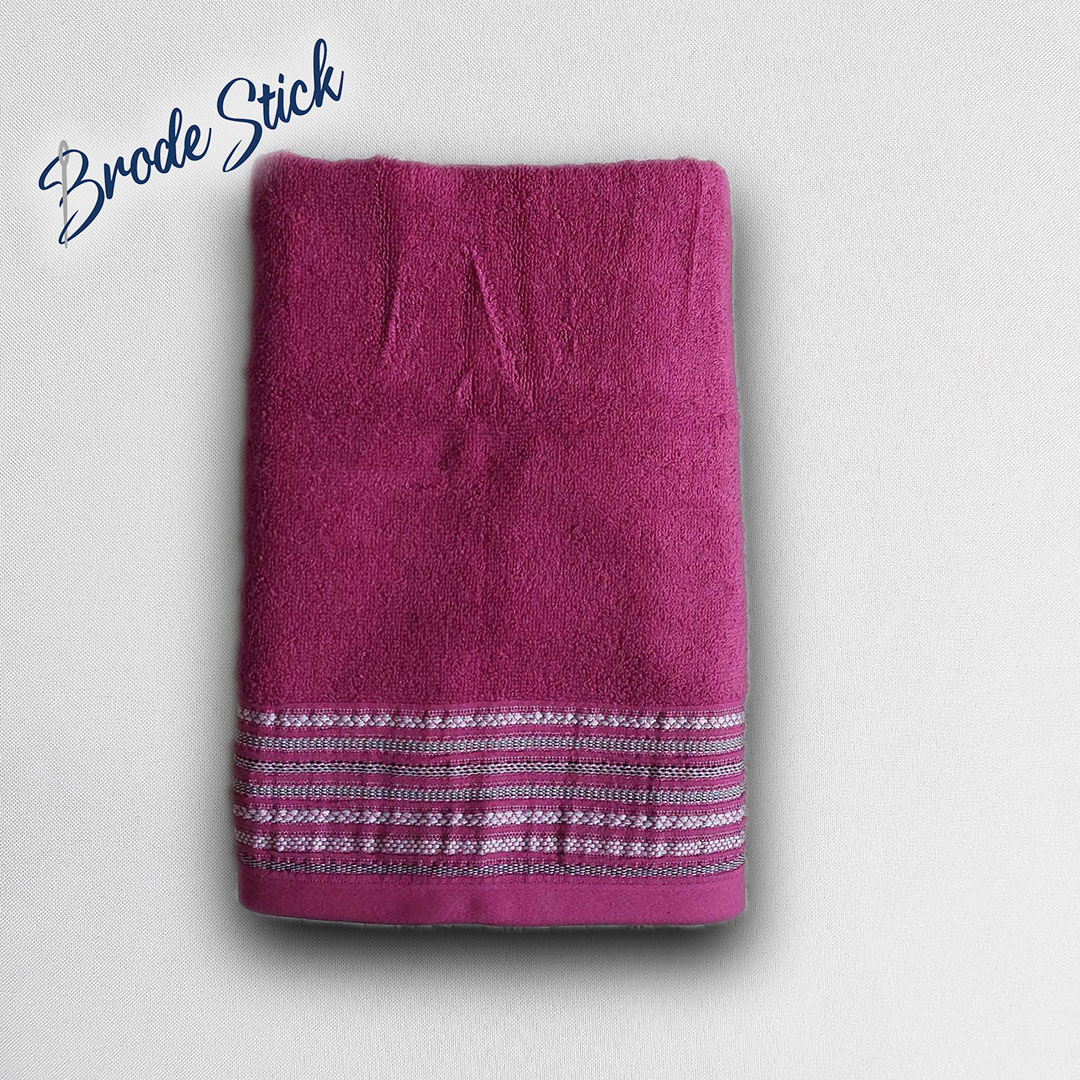 Drap de bain décoré, personnalisé avec une broderie, 100% coton, coloris mauve.