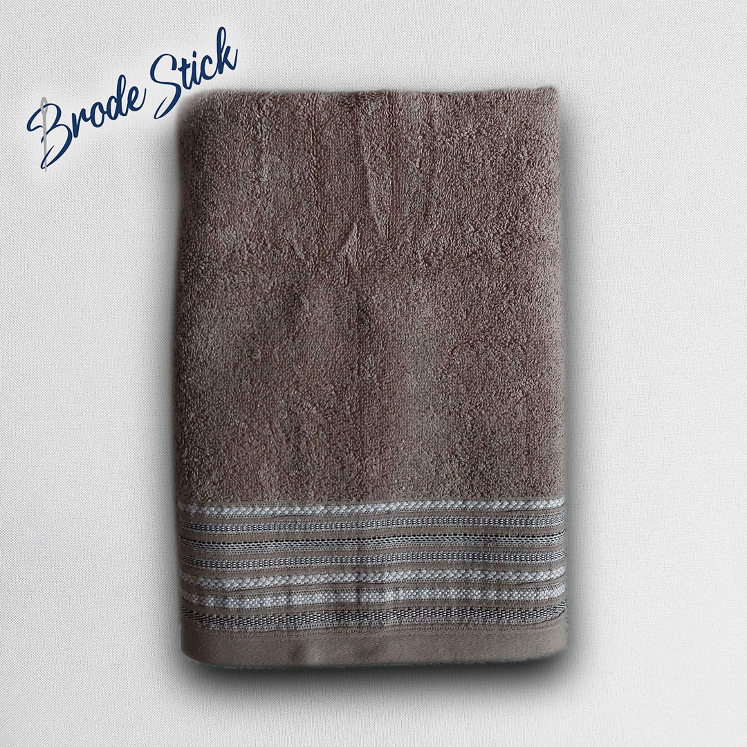 Drap de bain décoré, personnalisé avec une broderie, 100% coton, coloris taupe.