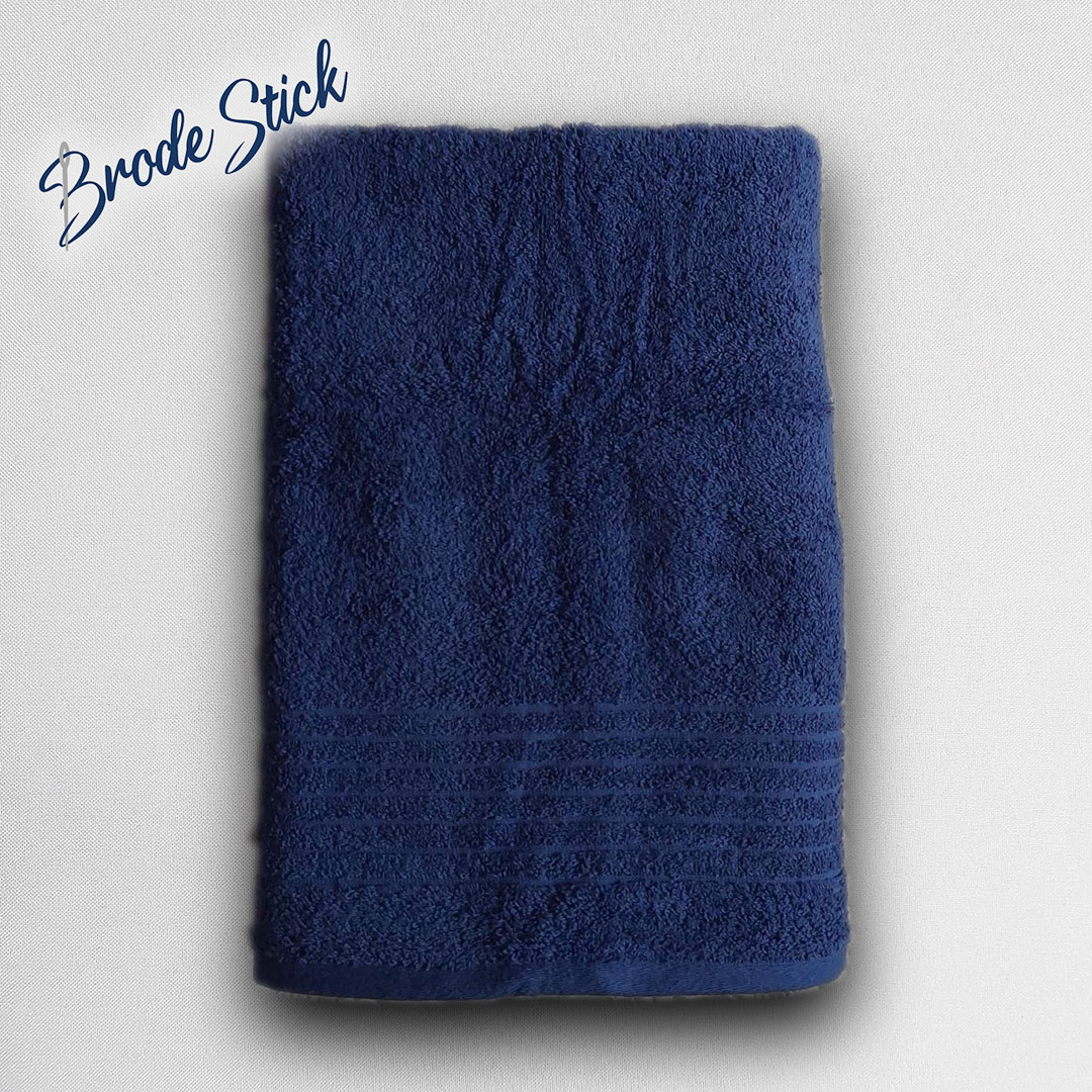 Drap de bain uni, personnalisé avec une broderie, 100% coton, coloris bleu.