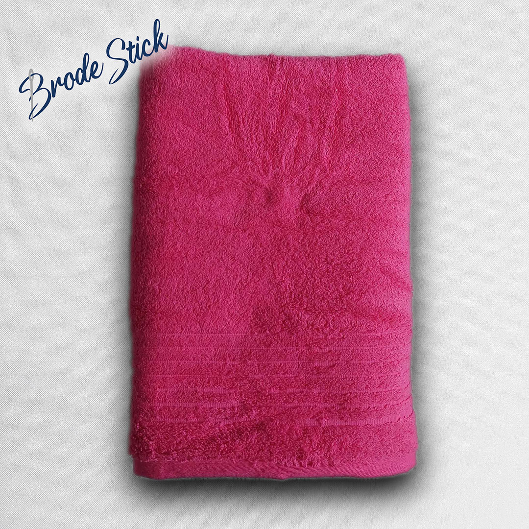 Drap de bain uni, personnalisé avec une broderie, 100% coton, coloris fuchsia.