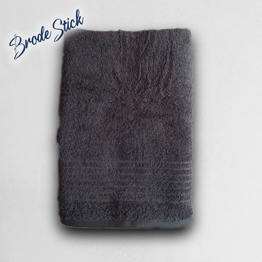 Drap de bain uni, personnalisé avec une broderie, 100% coton, coloris gris.