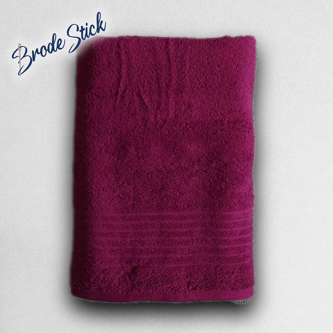 Drap de bain uni, personnalisé avec une broderie, 100% coton, coloris mauve.