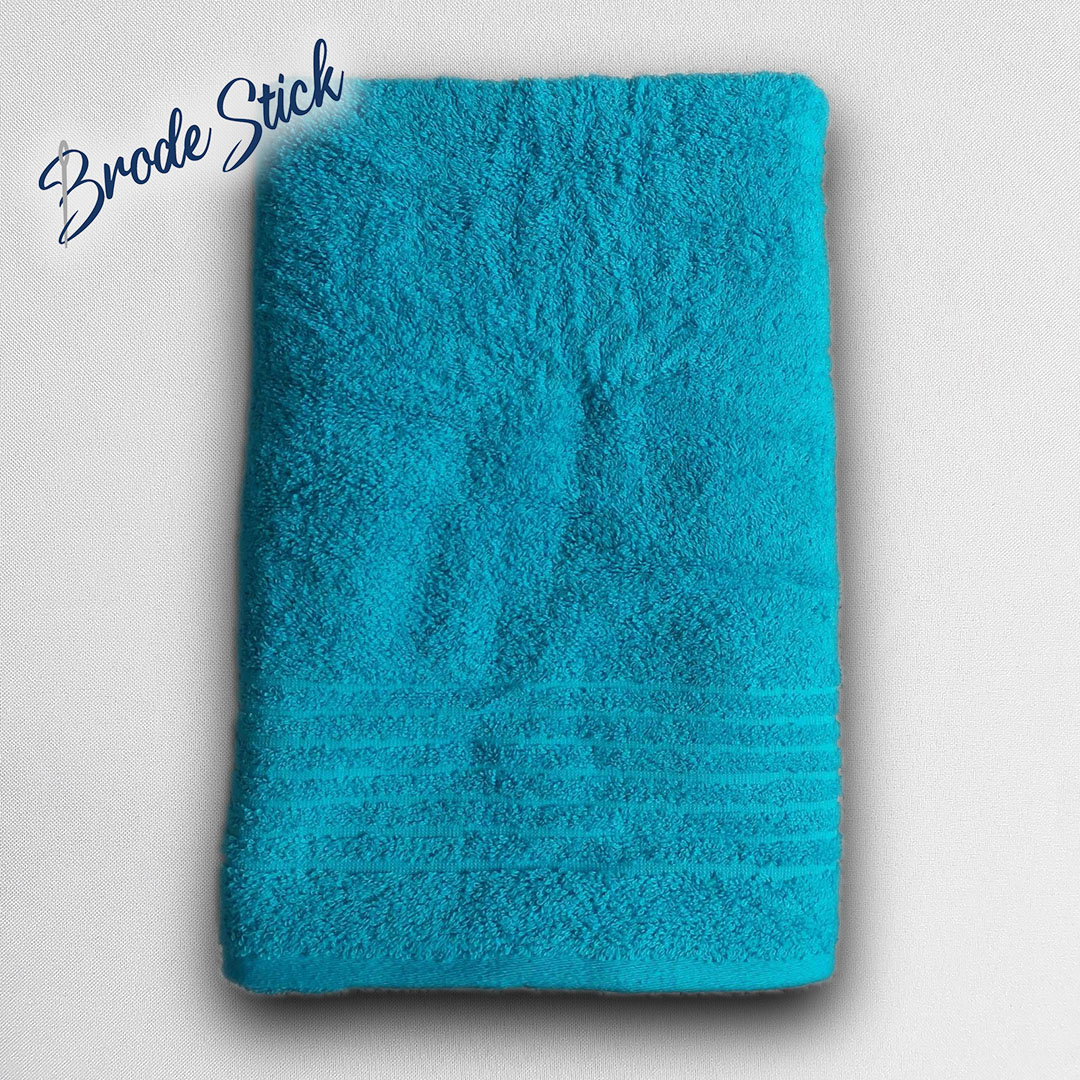 Drap de bain uni, personnalisé avec une broderie, 100% coton, coloris turquoise.
