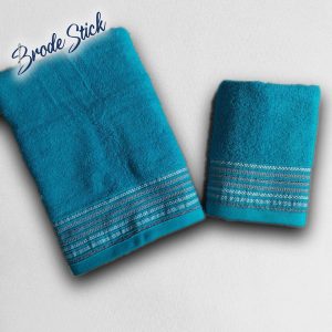 Duo de serviettes décorées (50x90 et 70x140 cm) personnalisées avec broderie artisanale, 100% coton, coloris turquoise.