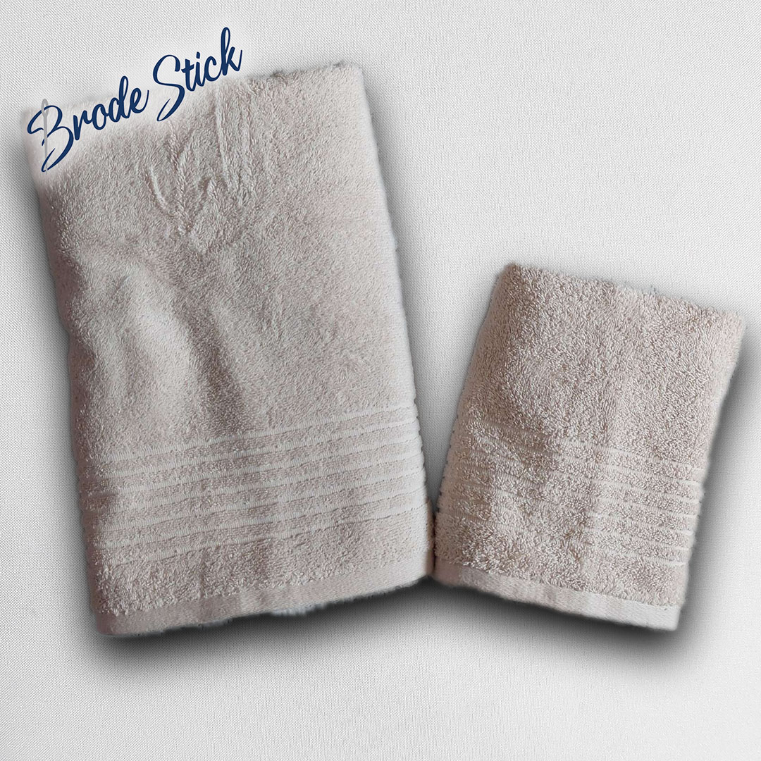 Duo de serviettes unies (50x90 et 70x140 cm) personnalisées avec broderie artisanale, 100% coton, coloris beige.