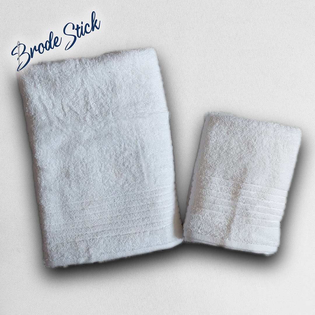 Duo de serviettes unies (50x90 et 70x140 cm) personnalisées avec broderie artisanale, 100% coton, coloris blanc.