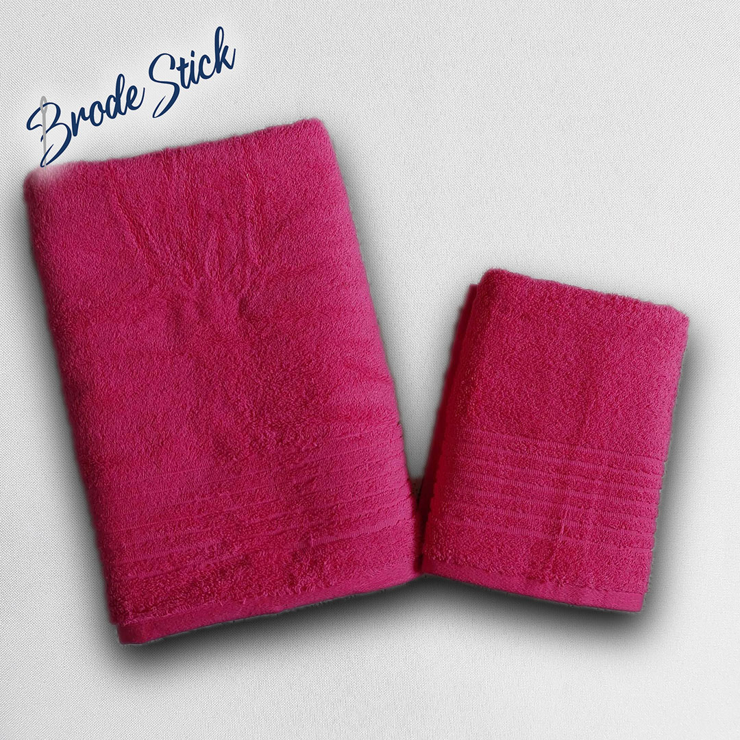 Duo de serviettes unies (50x90 et 70x140 cm) personnalisées avec broderie artisanale, 100% coton, coloris fuchsia.