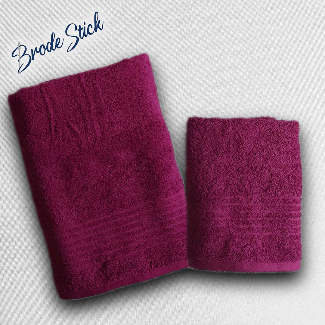 Duo de serviettes unies (50x90 et 70x140 cm) personnalisées avec broderie artisanale, 100% coton, coloris mauve.