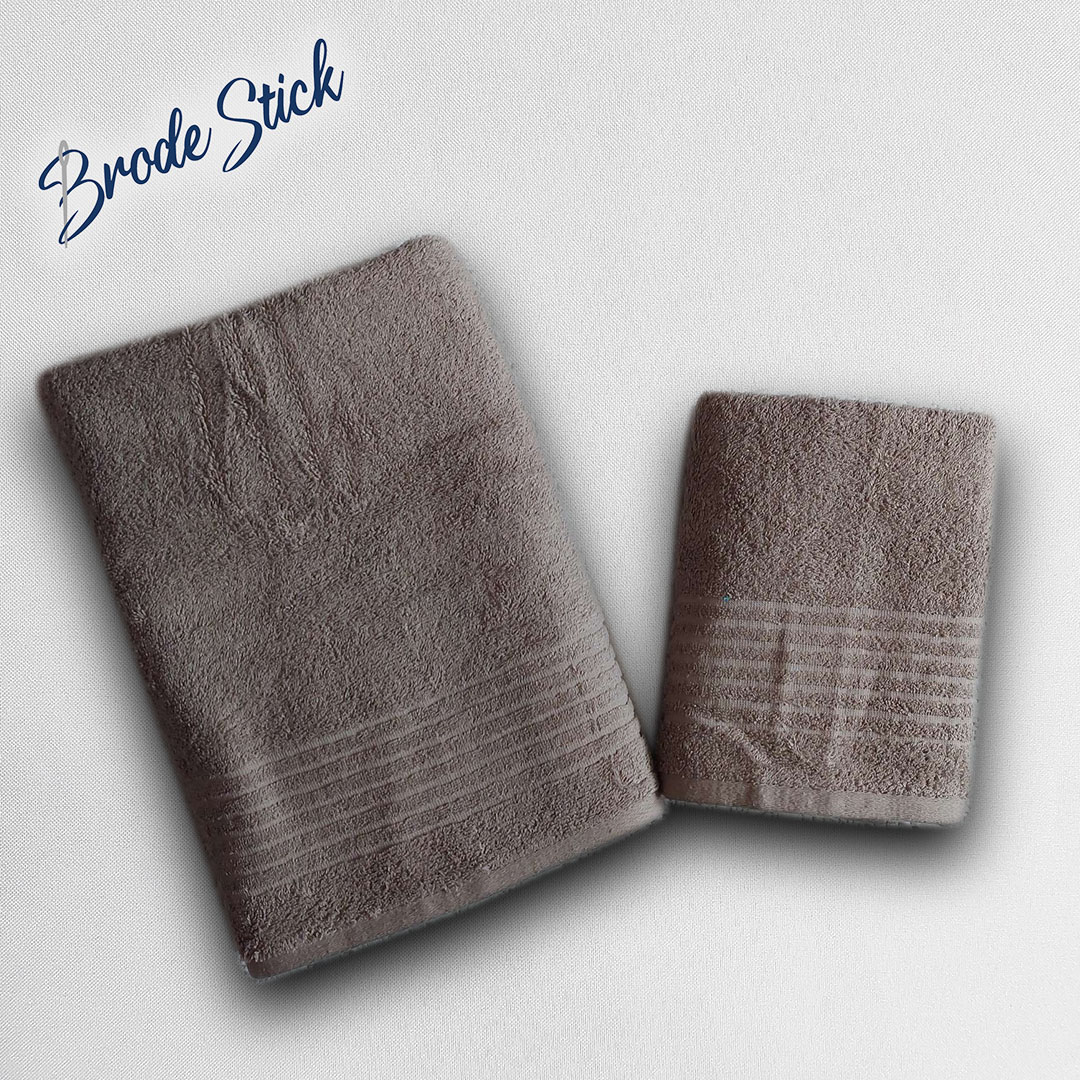 Duo de serviettes unies (50x90 et 70x140 cm) personnalisées avec broderie artisanale, 100% coton, coloris taupe.