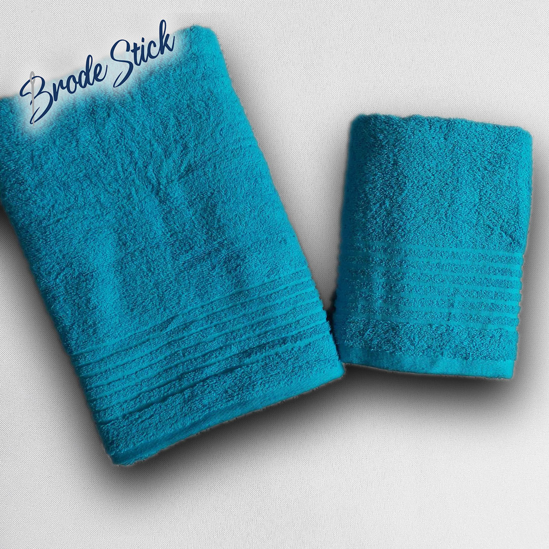 Duo de serviettes unies (50x90 et 70x140 cm) personnalisées avec broderie artisanale, 100% coton, coloris turquoise.