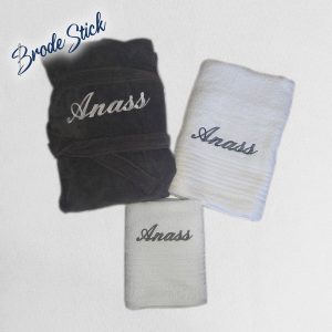 Peignoir et serviettes avec broderie et stickers personnalisés.