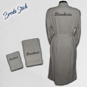 Parure de bain personnalisée trio assorti coloris beige, comprenant un peignoir et deux serviettes avec broderie personnalisée.