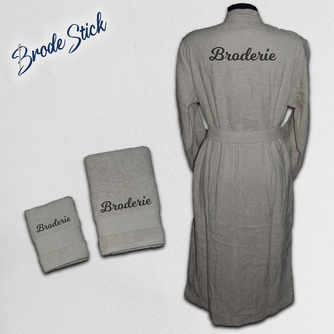 Parure de bain personnalisée trio assorti coloris beige, comprenant un peignoir et deux serviettes avec broderie personnalisée.