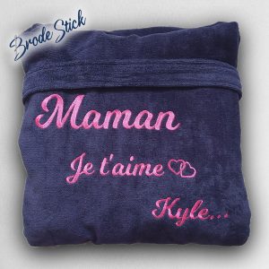 Peignoir de bain personnalisé bleu marine avec message "Maman je t'aime" et motif cœurs brodés en rose.