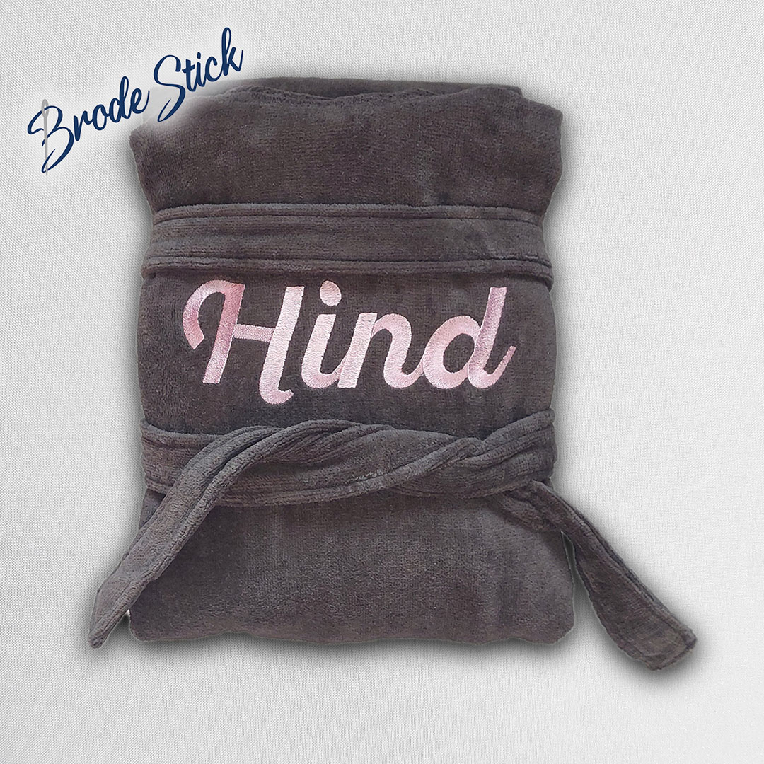 Peignoir de bain personnalisé avec prénom brodé dans le dos, 100% coton, coloris antracite avec une broderie rose clair.