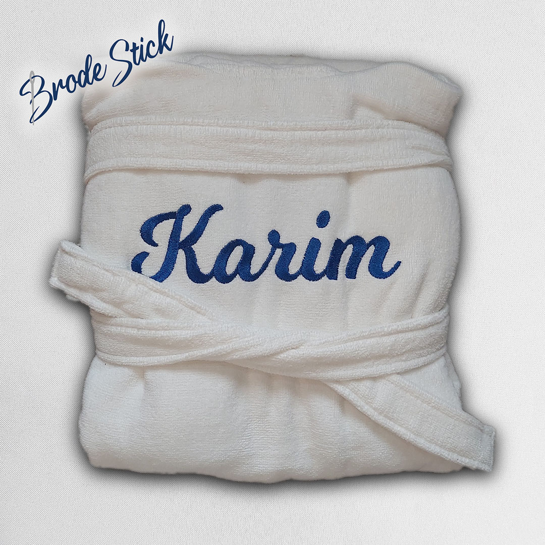 Peignoir de bain personnalisé avec prénom brodé dans le dos, 100% coton, coloris blancavec une broderie bleu.