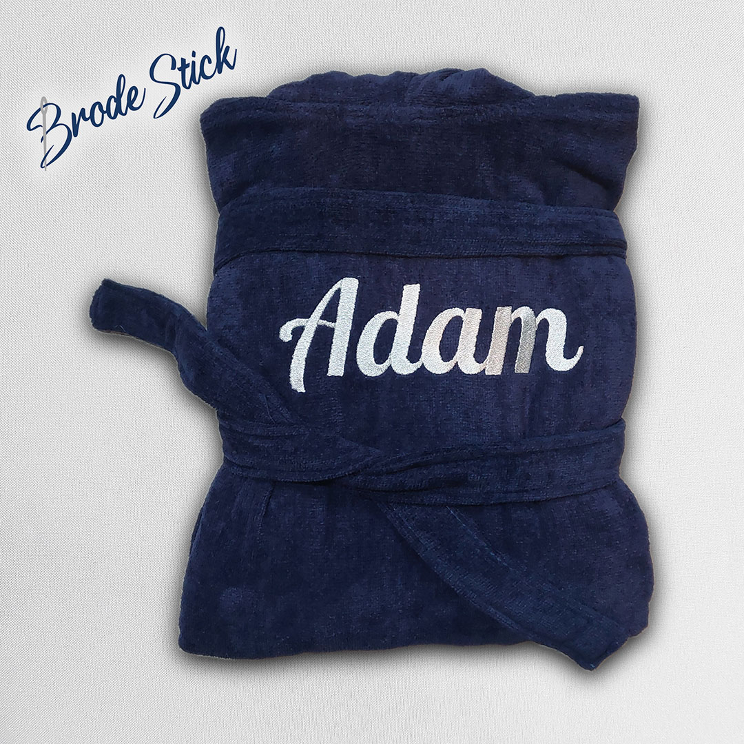 Peignoir de bain personnalisé avec prénom brodé dans le dos, 100% coton, coloris bleu avec une broderie blanche.