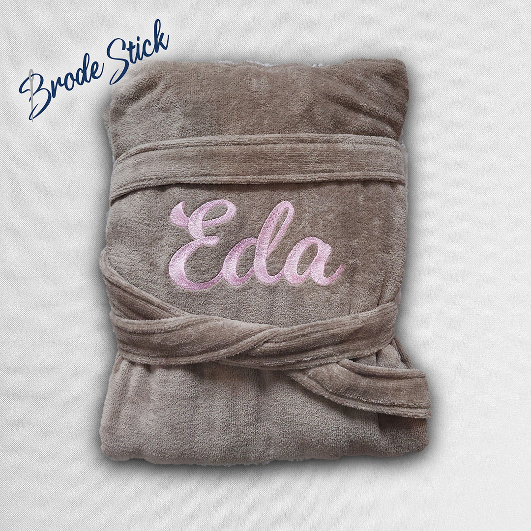 Peignoir de bain personnalisé avec prénom brodé dans le dos, 100% coton, coloris taupe avec une broderie rose clair.