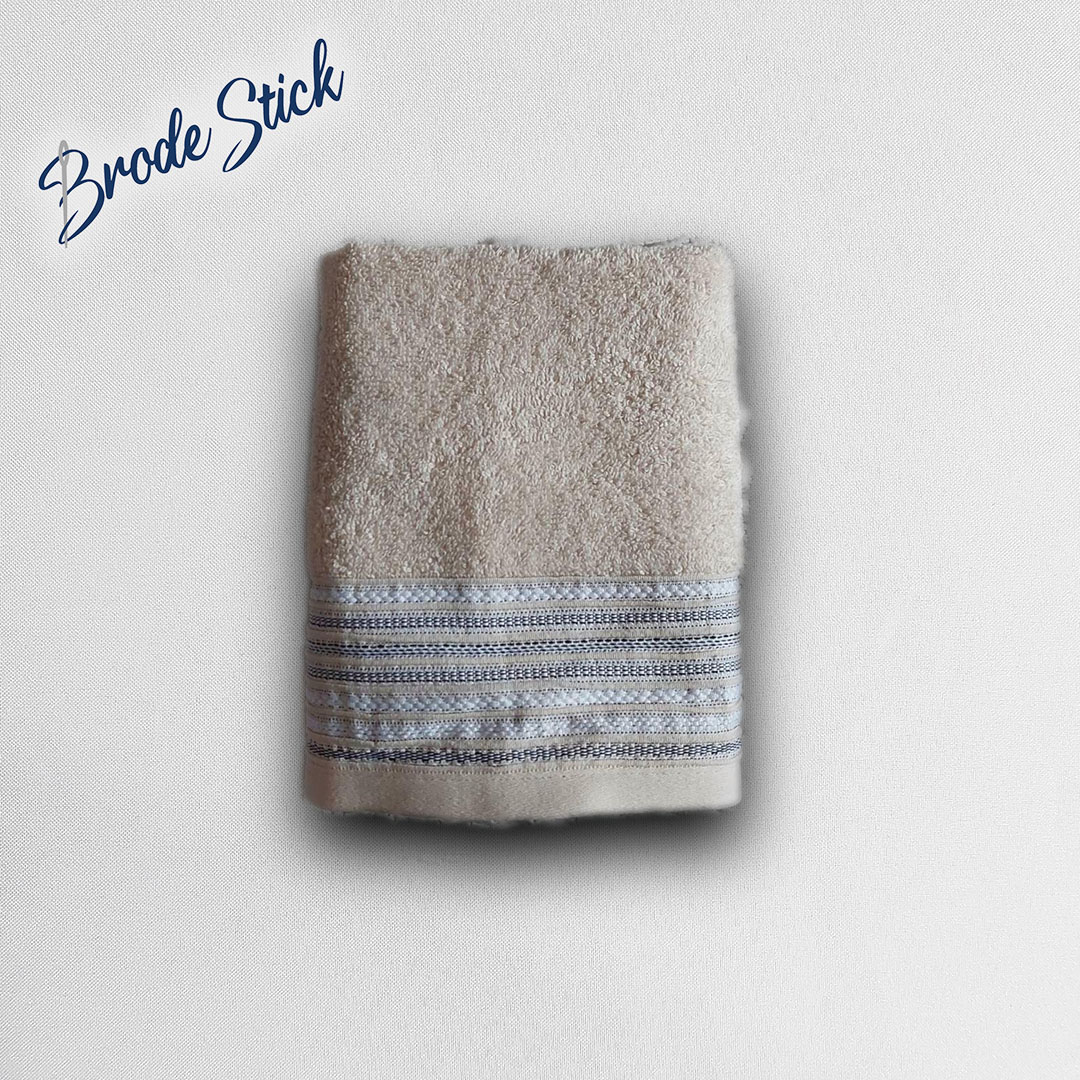 Petite serviette décorée, personnalisée avec une broderie, 100% coton, coloris beige.