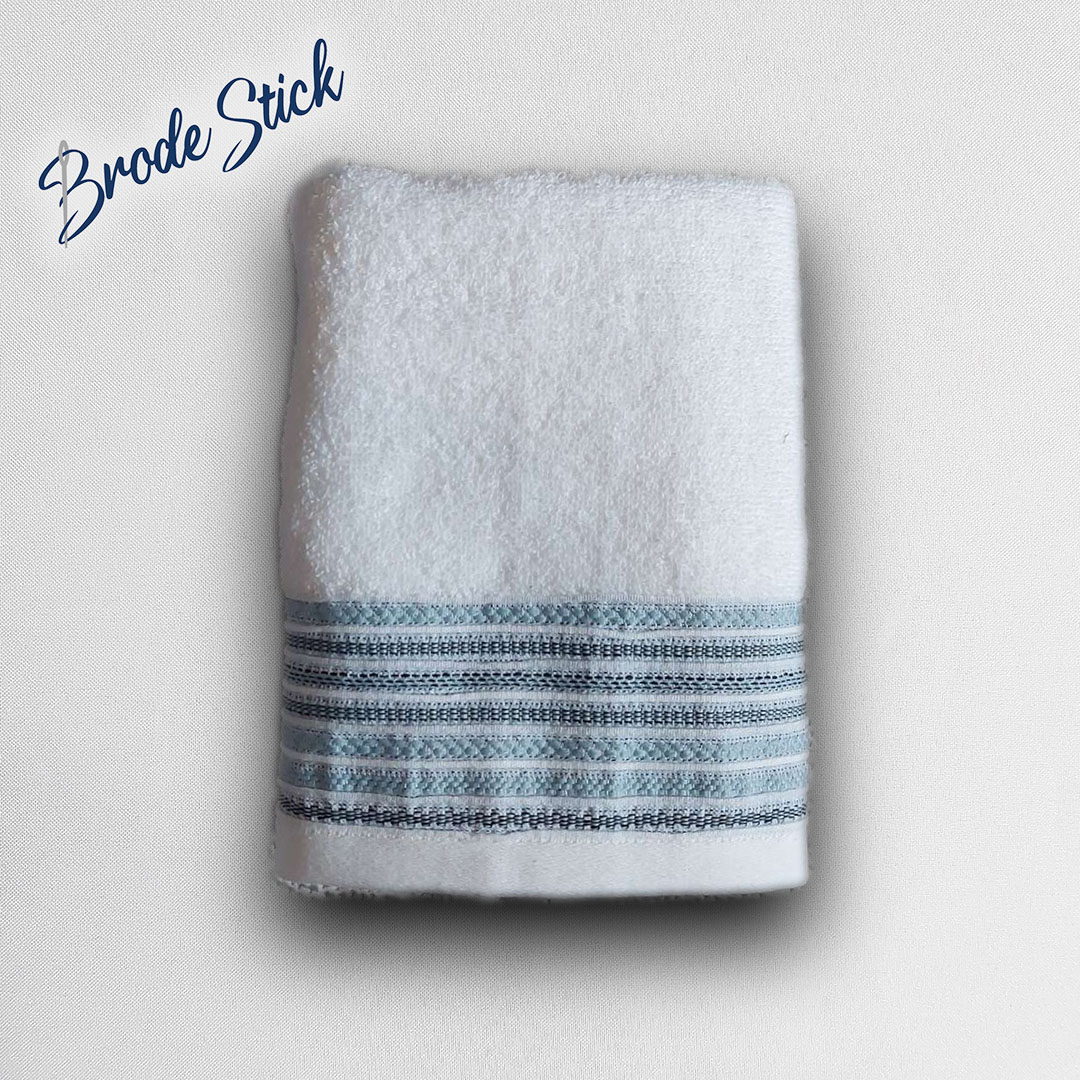 Petite serviette décorée, personnalisée avec une broderie, 100% coton, coloris blanc.