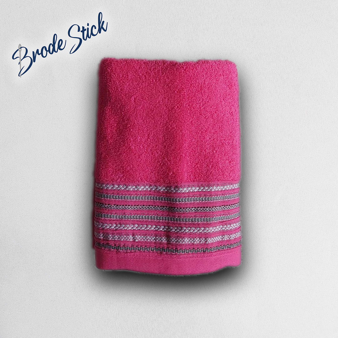 Petite serviette décorée, personnalisée avec une broderie, 100% coton, coloris fuchsia.
