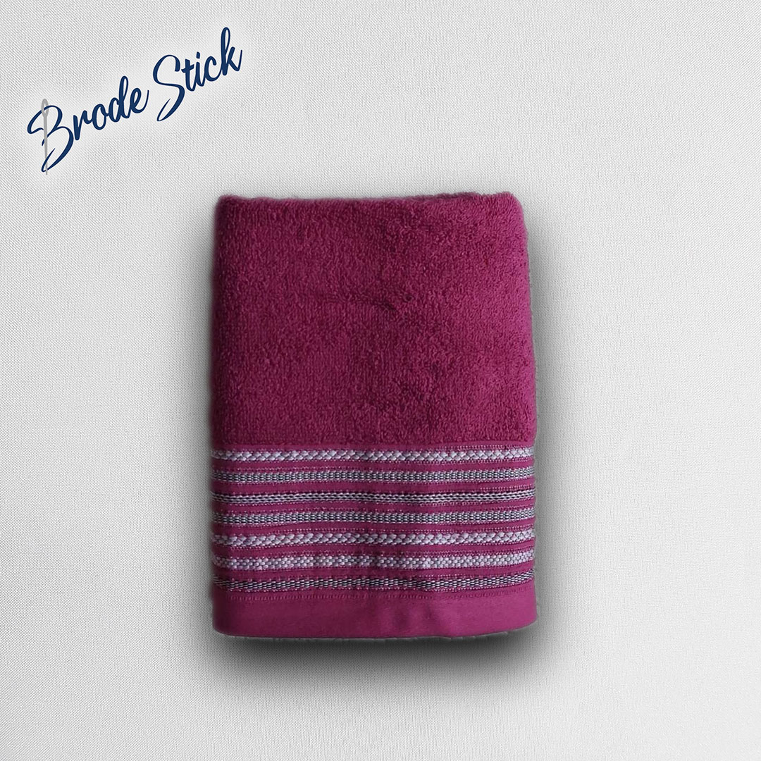 Petite serviette décorée, personnalisée avec une broderie, 100% coton, coloris mauve.