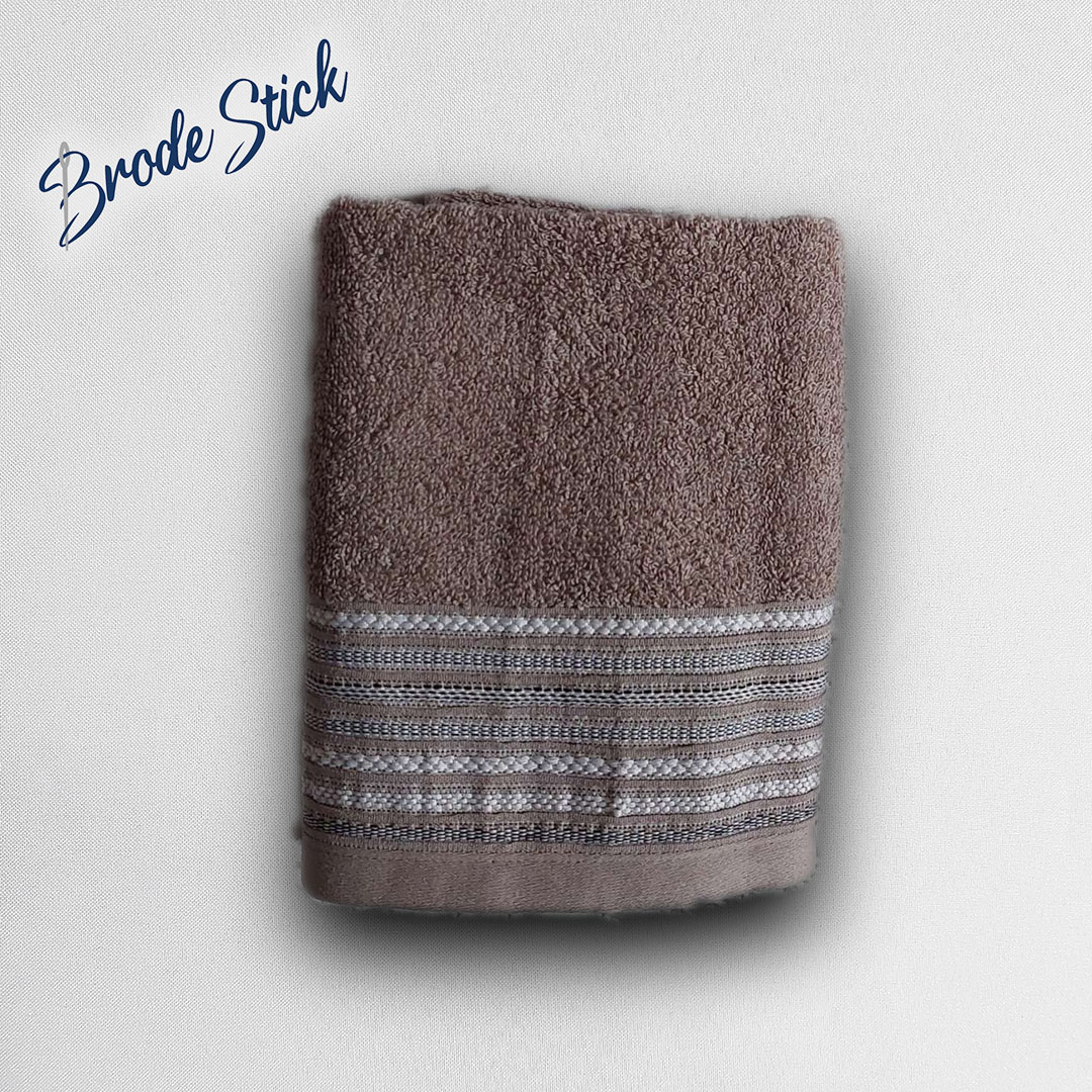 Petite serviette décorée, personnalisée avec une broderie, 100% coton, coloris taupe.