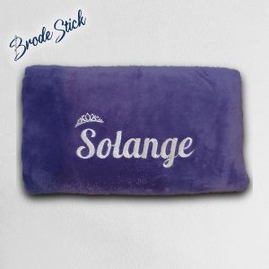 Plaid brodé personnalisé violet avec prénom et emblème en polyester 130x160 cm Brode Stick