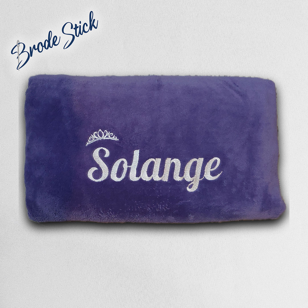 Plaid brodé personnalisé violet avec prénom et emblème en polyester 130x160 cm Brode Stick