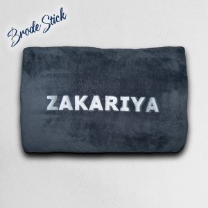 Plaid personnalisé avec prénom brodé en polyester 130x160 cm par Brode Stick