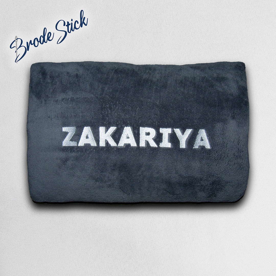 Plaid personnalisé avec prénom brodé en polyester 130x160 cm par Brode Stick