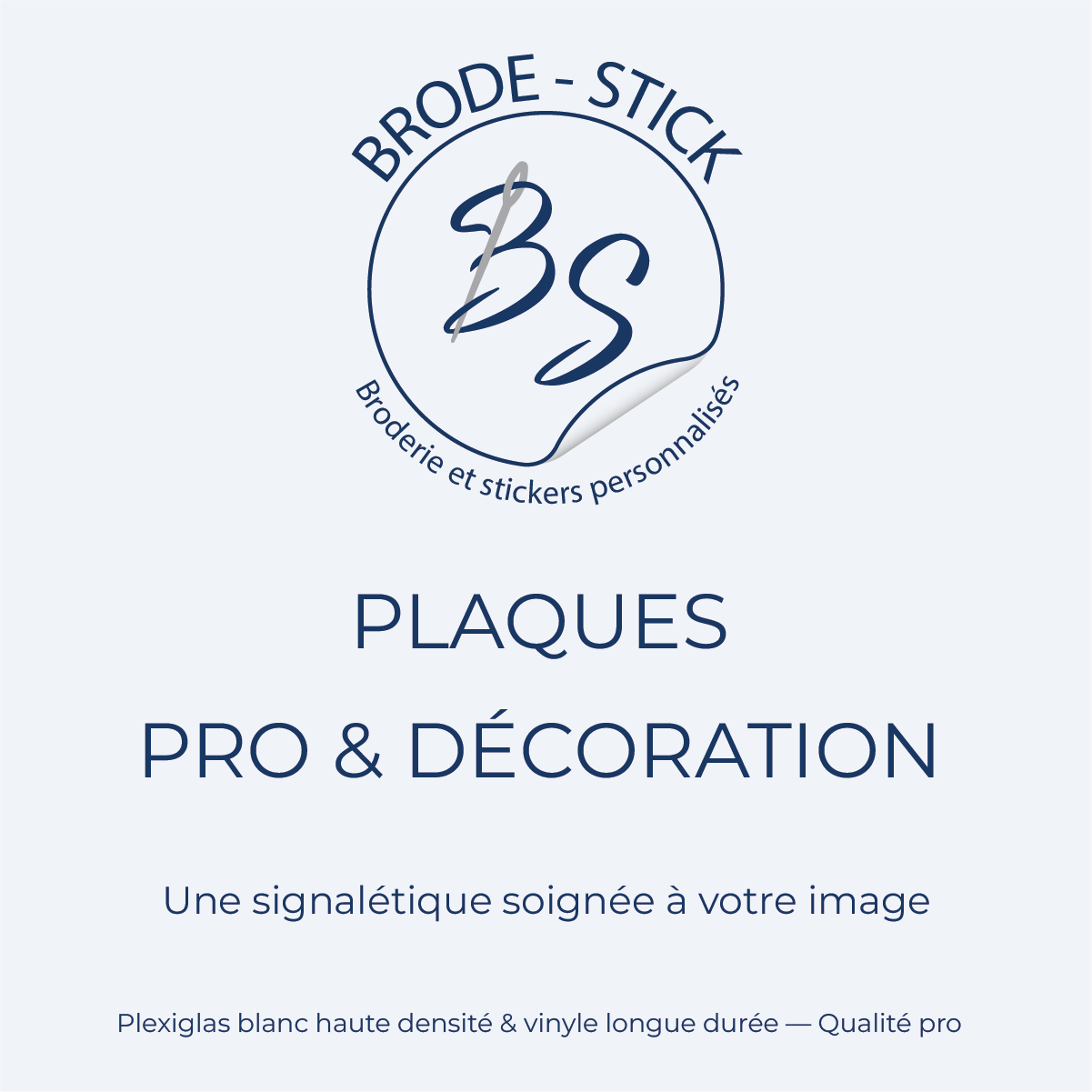 Signalétique d'entreprise et plaque professionnelle personnalisée en plexiglas avec lettrage vinyle.