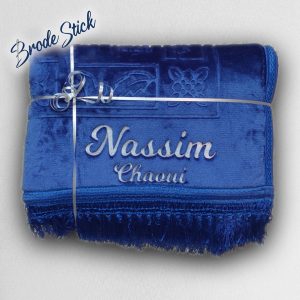 Tapis de prière personnalisé modèle Dédicace bleub avec broderie grise.