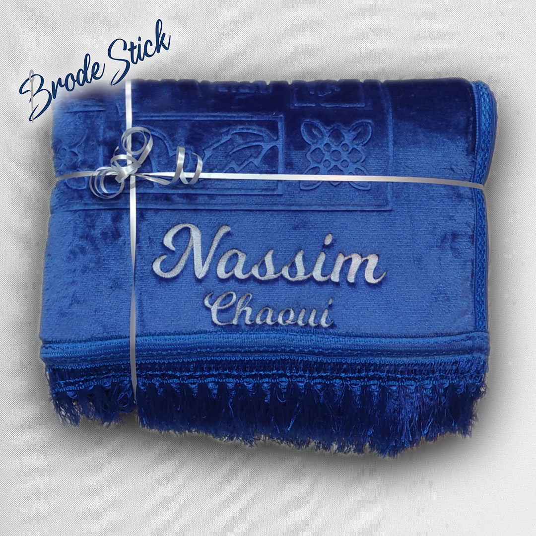 Tapis de prière personnalisé modèle Dédicace bleub avec broderie grise.