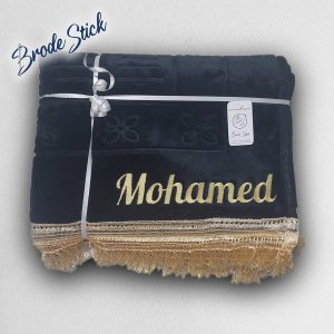 Tapis de prière personnalisé prénom noir avec broderie dorée.