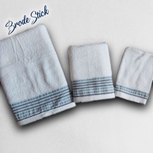 Trio de serviettes décorées (50x90, 70x140 cm et un gant) personnalisées avec broderie artisanale, 100% coton, coloris blanc.