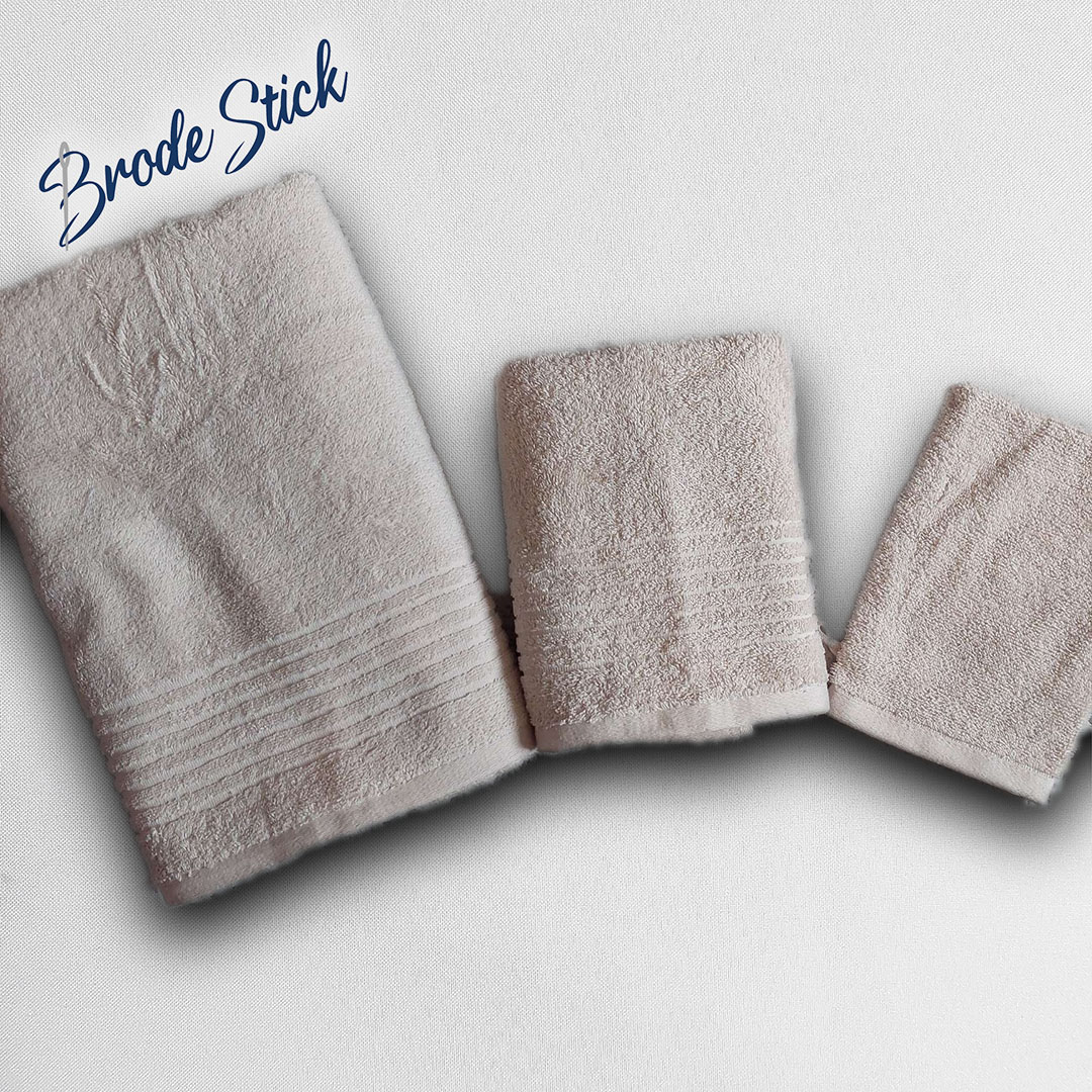 Trio de serviettes unies (50x90, 70x140 cm et un gant) personnalisées avec broderie artisanale, 100% coton, coloris beige.