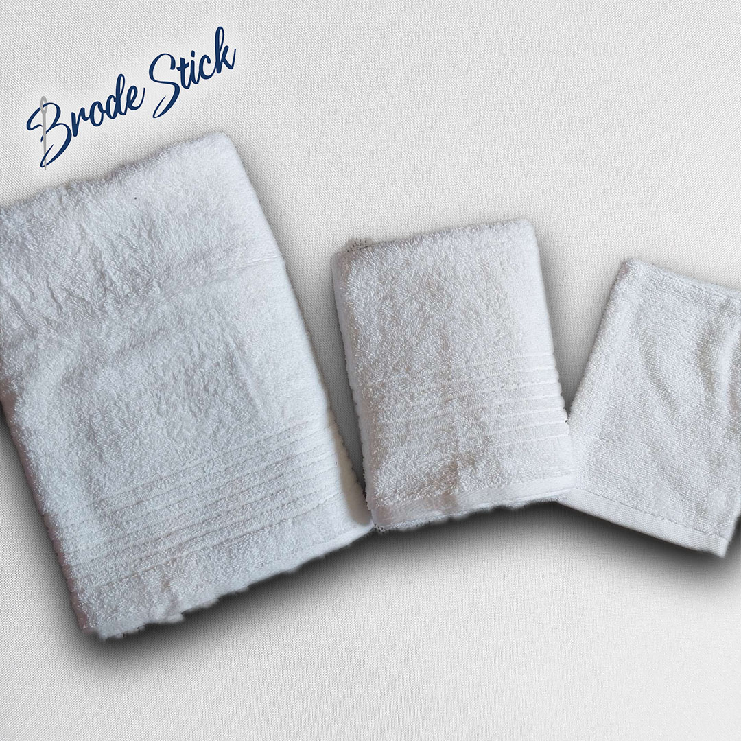 Trio de serviettes unies (50x90, 70x140 cm et un gant) personnalisées avec broderie artisanale, 100% coton, coloris blanc.