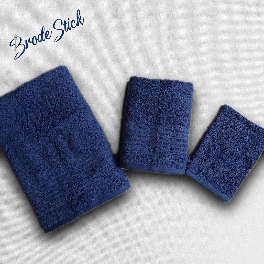 Trio de serviettes unies (50x90, 70x140 cm et un gant) personnalisées avec broderie artisanale, 100% coton, coloris bleu.