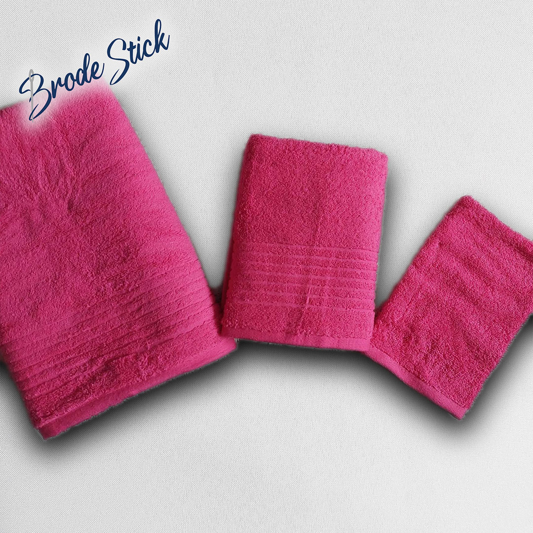 Trio de serviettes unies (50x90, 70x140 cm et un gant) personnalisées avec broderie artisanale, 100% coton, coloris fuchsia.