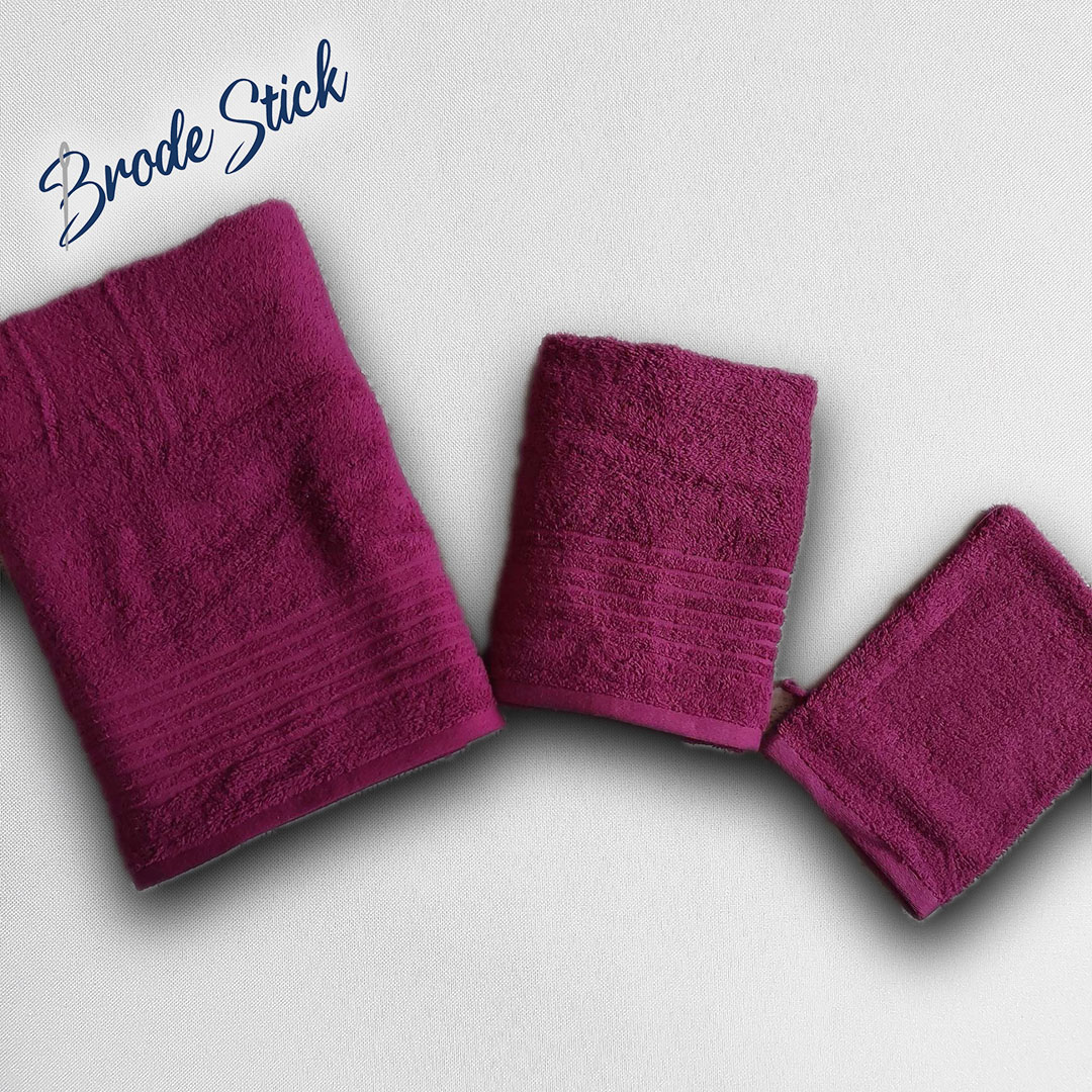 Trio de serviettes unies (50x90, 70x140 cm et un gant) personnalisées avec broderie artisanale, 100% coton, coloris mauve.